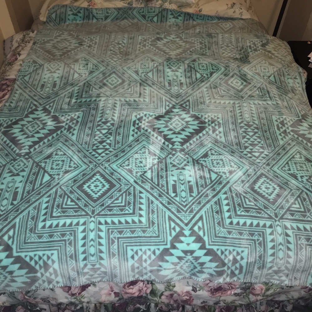 Rare VHTF 🆚 PINK Mint Aztec Sherpa Blanket - Picture 5 of 8